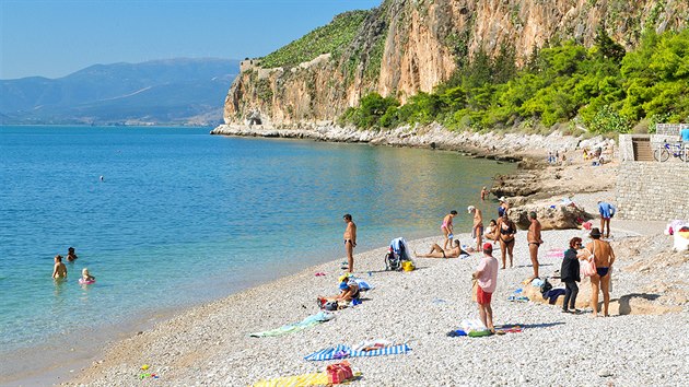 Pláž v řeckém Nafpliu je malá, kamenitá, ale krásná. Pláž v řeckém Nafpliu je malá, kamenitá, ale krásná.