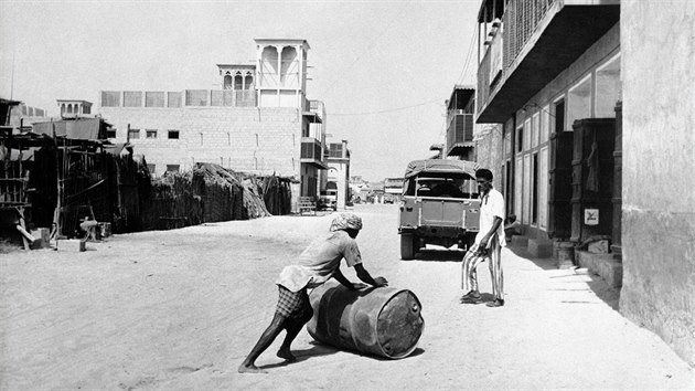Barely ropy zkrátka k Dubaji patří. Snímek byl pořízen 4. srpna 1961. Barely ropy zkrátka k Dubaji patří. Snímek byl pořízen 4. srpna 1961.