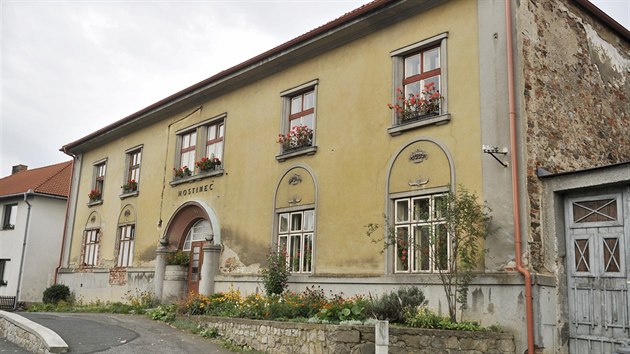 Někdejší Zelníčkův hostinec i dnes upoutá svým průčelím. Někdejší Zelníčkův hostinec i dnes upoutá svým průčelím.