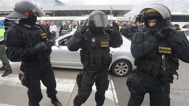 Protest pražských taxikářů na ruzyňském letišti proti šoférům Uberu (18. 9.... Protest pražských taxikářů na ruzyňském letišti proti šoférům Uberu (18. 9....