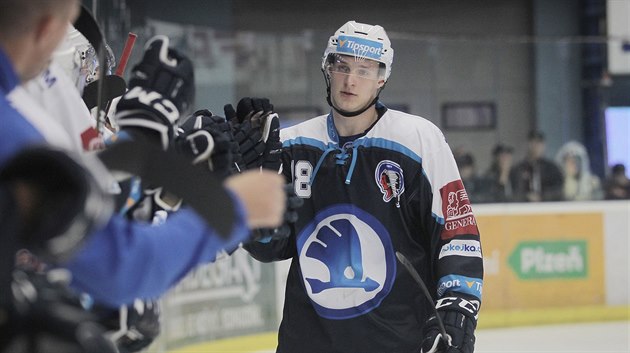 Plzeňský útočník Dominik Kubalík slaví gól se spoluhráči na střídačce. Plzeňský útočník Dominik Kubalík slaví gól se spoluhráči na střídačce.