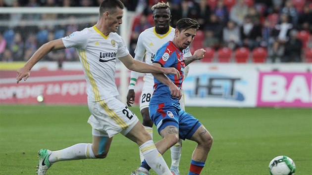 Plzeňský Milan Petržela (vpravo) se snaží uniknout Ondřejovi Bačovi ze Zlína.... Plzeňský Milan Petržela (vpravo) se snaží uniknout Ondřejovi Bačovi ze Zlína....