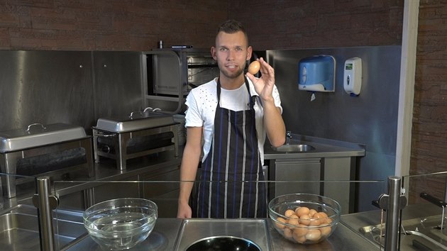 Reportér Matěj Smlsal předvádí několik praktických triků s vejci. Reportér Matěj Smlsal předvádí několik praktických triků s vejci.