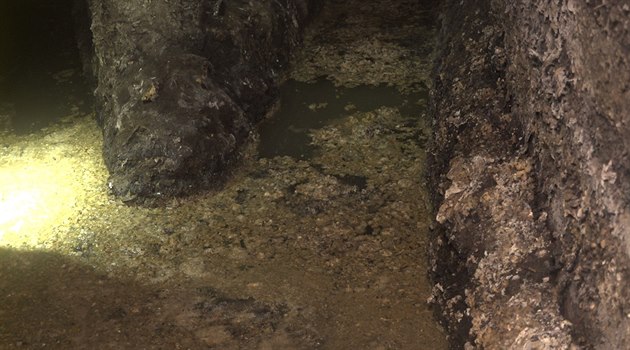 Na stěnách pražské kanalizace se usazuje tuk. Při větším množství hrozí ucpání... Na stěnách pražské kanalizace se usazuje tuk. Při větším množství hrozí ucpání...