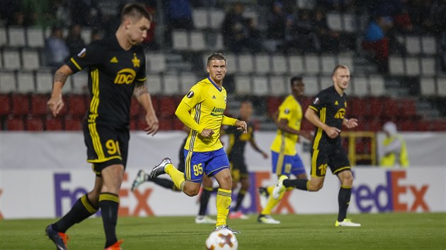 Zlínský fotbalista Mirzad Mehanovič (ve žlutém) v utkání se Šeriffem Tiraspol. Zlínský fotbalista Mirzad Mehanovič (ve žlutém) v utkání se Šeriffem Tiraspol.