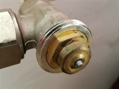 Takto vypadá termostatický ventil po sundání termostatické hlavice. Takto vypadá termostatický ventil po sundání termostatické hlavice.