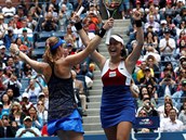 Martina Hingisov (zdy) s Jung-an chan ovldly tyhru na US Open.