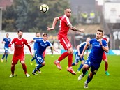 Tomáš Jablonský z Brna (v červeném) hlavičkuje míč před libereckým Radkem... Tomáš Jablonský z Brna (v červeném) hlavičkuje míč před libereckým Radkem...