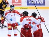 Hráči Olomouce slaví gól v síti Litvínova z hole Davida Škůrka (uprostřed). Hráči Olomouce slaví gól v síti Litvínova z hole Davida Škůrka (uprostřed).