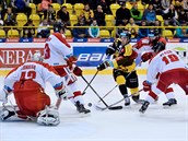 Martin Hanzl z Litvínova se snaží marně probít olomouckou obranou. Martin Hanzl z Litvínova se snaží marně probít olomouckou obranou.