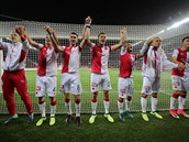 Fotbalisté Slavie oslavují vítězství v derby proti Spartě. Fotbalisté Slavie oslavují vítězství v derby proti Spartě.