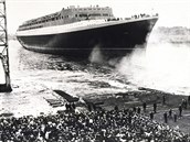 Britský zaoceánský parník Queen Elizabeth 2 (spuštění na vodu v září 1967) Britský zaoceánský parník Queen Elizabeth 2 (spuštění na vodu v září 1967)