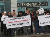 Protest taxikářů proti šoférům Uber na pražském letišti Václava Havla (18. září... Protest taxikářů proti šoférům Uber na pražském letišti Václava Havla (18. září...