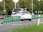 Denně projedou mezerou stovky vozidel.