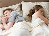 Blikající digitální budík, pouliční lampa nebo neonové světlo před oknem do...