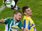 Teplický Admir Ljevakovič (vpravo) v hlavičkovém souboji s Davidem Bartkem z... Teplický Admir Ljevakovič (vpravo) v hlavičkovém souboji s Davidem Bartkem z...