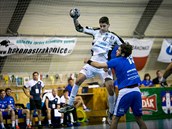 Strakonický Tomáš Nejdl se pokouší uvolnit v utkání proti Jičínu. Strakonický Tomáš Nejdl se pokouší uvolnit v utkání proti Jičínu.