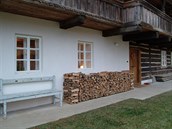Malá dřevěná okna statku na Kokořínsku byla při rekonstrukci nově vyrobena... Malá dřevěná okna statku na Kokořínsku byla při rekonstrukci nově vyrobena...