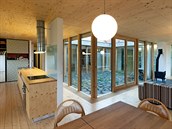 Přes atrium vstupuje do interiéru spousta denního světla i slunce. Přes atrium vstupuje do interiéru spousta denního světla i slunce.