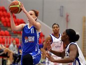Karlovarská basketbalistka Dominika Pohunková útočí na koš Halle. Karlovarská basketbalistka Dominika Pohunková útočí na koš Halle.