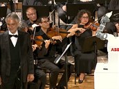 V Pise dirigoval orchestru i Bocellimu robot YuMi V Pise dirigoval orchestru i Bocellimu robot YuMi