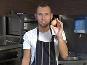 Reportér Matěj Smlsal předvádí několik praktických triků s vejci. Reportér Matěj Smlsal předvádí několik praktických triků s vejci.