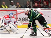Jakub Flek z Karlových Varů (v zeleném) v šanci před třebíčským brankářem... Jakub Flek z Karlových Varů (v zeleném) v šanci před třebíčským brankářem...