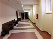 Eskorta vede obžalovaného Emila B. z Hradecka do soudní síně Krajského soudu v... Eskorta vede obžalovaného Emila B. z Hradecka do soudní síně Krajského soudu v...