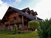 Dům prezentuje dokonalou jednotu stylu, použitých materiálů i barev, a to jak v... Dům prezentuje dokonalou jednotu stylu, použitých materiálů i barev, a to jak v...