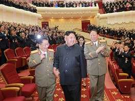 Oslava testu severokorejsk vodkov bomby v Pchjongangu. Zleva: Ri Hong-sop,...