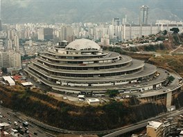 Pohled na futuristickou budovu El Helicoide v Caracasu. Dnes slou jako sdlo...