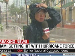 Reportrka stanice CNN v huriknem zasaenm Miami (10.9.2017)