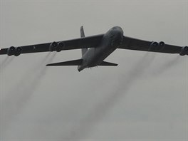 Americk bombardr B-52 pistv na letiti v Monov