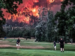 GOLFOVÁ PARTIE. Zatímco poár pustoí park Eagle Creek, golfoví hrái se...