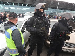 Protest taxik proti ofrm Uber na praskm letiti Vclava Havla (18. z...