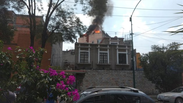 Budovu v hlavnm mst Mexika zachvtily plameny po silnm zemtesen (19. z 2017)
