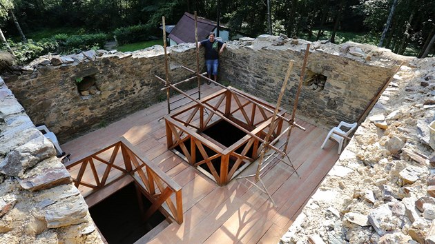 Petr Jaka obnovuje pozstatky stedovk ve v Pomezn na Chebsku.