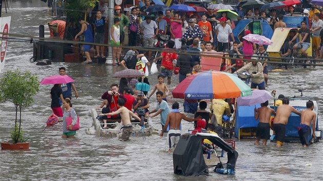 Nsledky de zpsoben tajfunem Talim severn od filipnsk metropole Manily (12. z 2017)