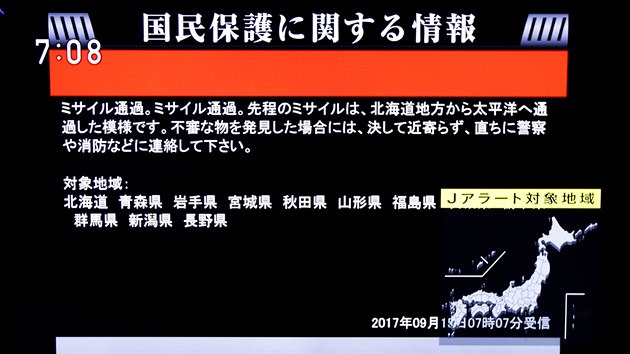Japonsk televize oznamuje obyvatelm zem severokorejsk raketov test (15. z 2017)