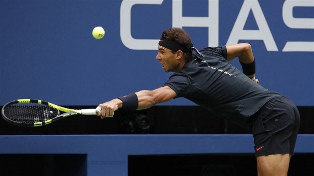 Rafael Nadal se sna returnovat bhem finle US Open.