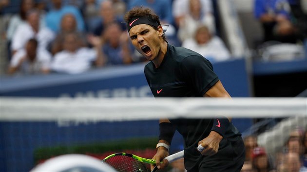 Rafael Nadal se raduje ze zisku druhho setu ve finle US Open.