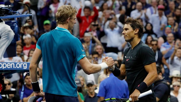 Kevin Anderson (vlevo) gratuluje k vtzstv Rafaelu Nadalov k vtzstv na US Open.
