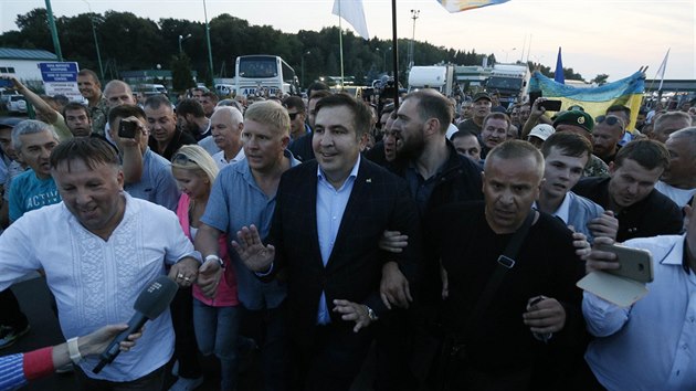 Bval gruznsk prezident Michail Saakavili se vt se svmi pznivci na kontrolnm stanoviti na ukrajinsko-polsk hranici v Krakovci (10. z 2017).