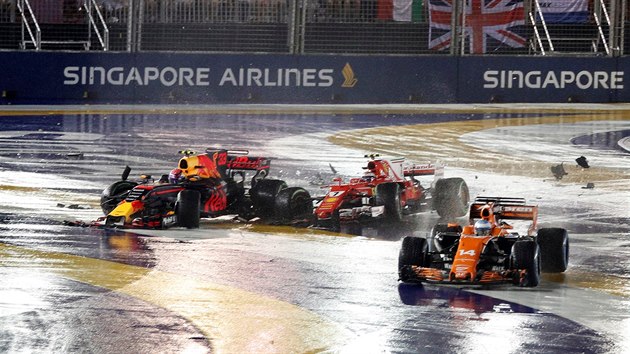 Kolize Maxe Verstappena z Red Bullu (vlevo) a Kimiho Rikknena z Ferrari pi Velk cen Singapuru formule 1.