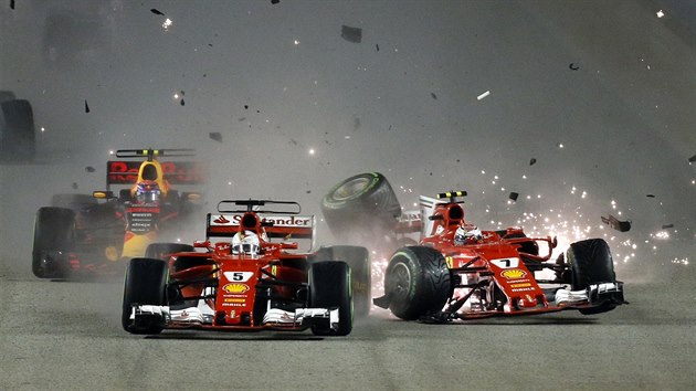 Kolize tmovch spolujezdc z Ferrari Kimiho Rikknena (vpravo) a Sebastiana Vettela pi Velk cen Singapuru formule 1.