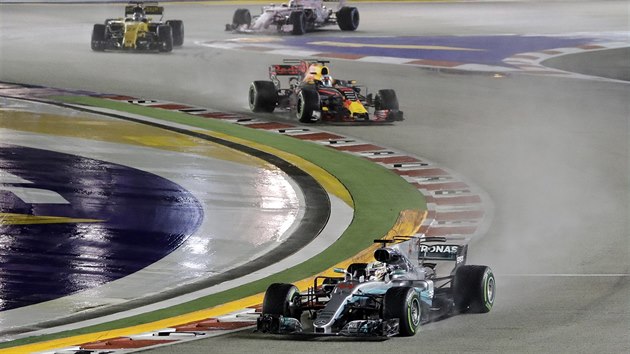 Lewis Hamilton v Mercedesu (v poped) na vedouc pozici pi Velk cen Singapuru formule 1.