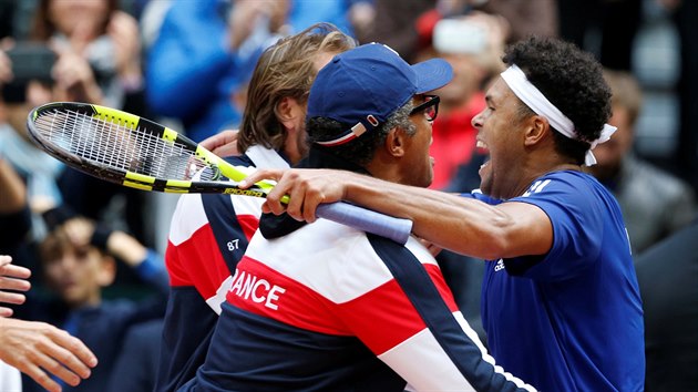Jo-Wilfried Tsonga oslavuje postup Francie do finle Davis Cupu.