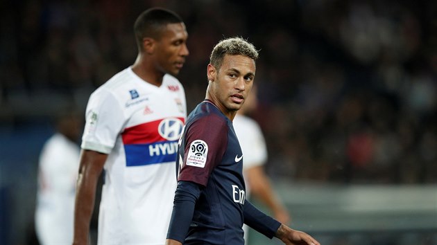 Neymar z Paris Saint Germain v utkn francouzsk ligy s Olympikem Lyon.