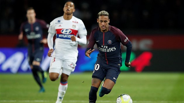 Neymar z Paris Saint Germain v utkn francouzsk ligy s Olympikem Lyon.
