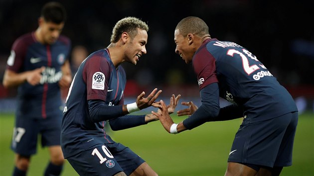 Neymar z Paris Saint Germain oslavuje gl v sti Lyonu se spoluhrem Kylianem Mbappem.